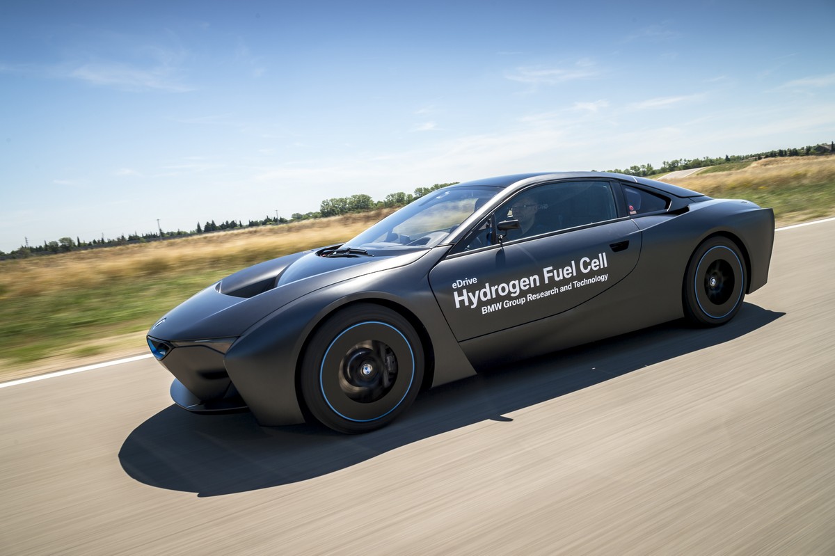 2015年時，BMW發表了氫能源動力的i8原型車